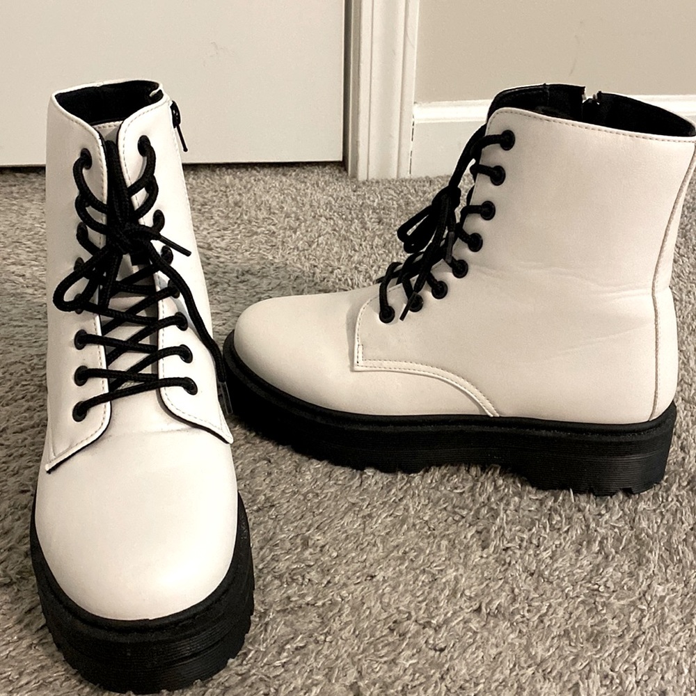 Vestique white boots